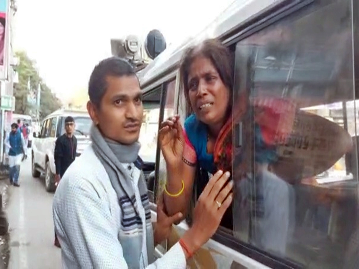 आरोपी चाचा ने भतीजे को थोड़ी सी जमीन के लिए ईंट से मारकर घायल कर दिया, जिसकी इलाज के दौरान बाद में मौत हो गई. 