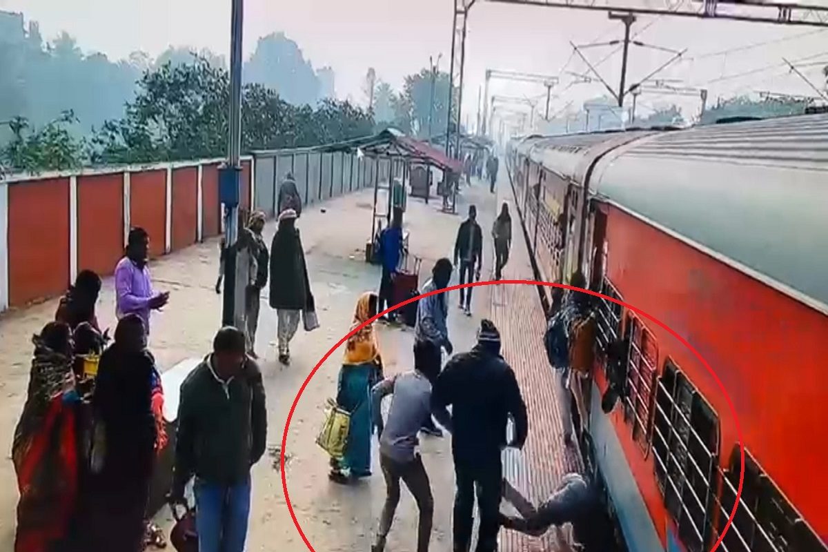 Video: ट्रेन की चपेट में आ ही चुका था युवक; मगर देवदूत बनकर आया आरपीएफ जवान, लपककर बचा ली जान!