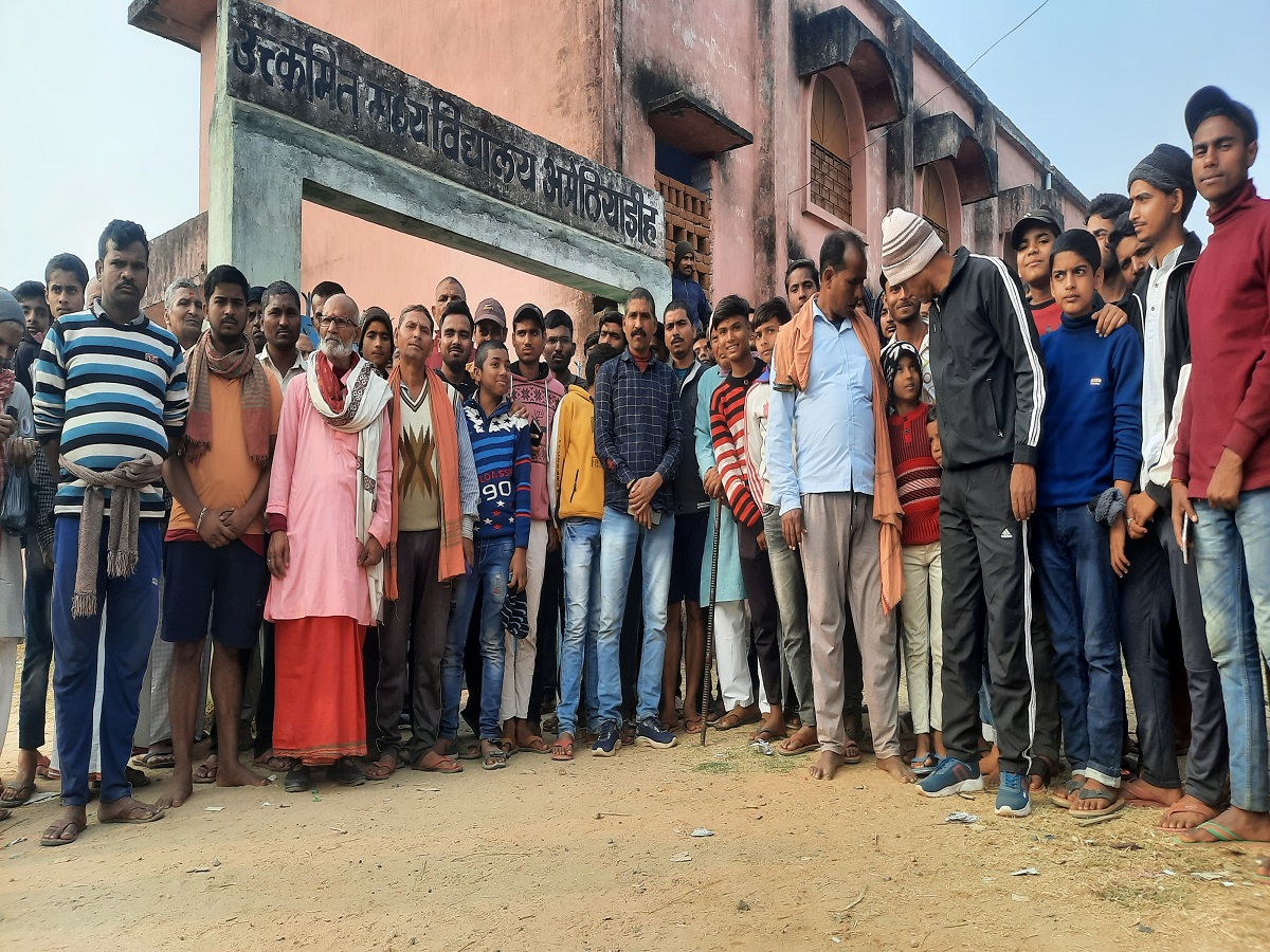 अपने गांव का नाम बदले जाने से अमेठियाडीह गांव के लोगों ने जातीय जनगणना को बंद करा दिया है.