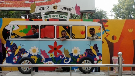  दरअसल नगर निगम और बेकार को आकार संस्था ने मिलकर झांसी के 6 बड़े स्थानों पर यह सेल्फी प्वाइंट बनाए हैं. सीपरी बाजार, बड़ागांव गेट, जीवनशाह तिराहा, चित्रा चौराहा जैसे कई अन्य स्थनों पर बने कूड़ा घरों को सेल्फी प्वाइंट में तब्दील कर दिया गया है.
