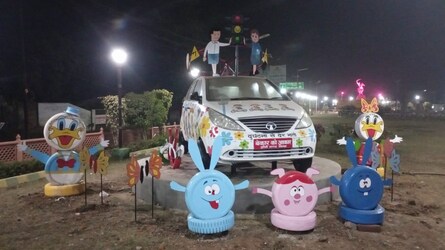  झांसी लगातार स्मार्ट होती जा रही है. वहीं, झांसी शहर की बदलती सूरत लोगों को आकर्षित भी कर रही है. बता दें कि झांसी में कुछ स्थान ऐसे थे जहां से गुजरने से पहले लोग अपनी नाक बांध लिया करते थे, लेकिन अब उन्हीं जगहों पर लोग सेल्फी लेने के लिए जाते हैं.