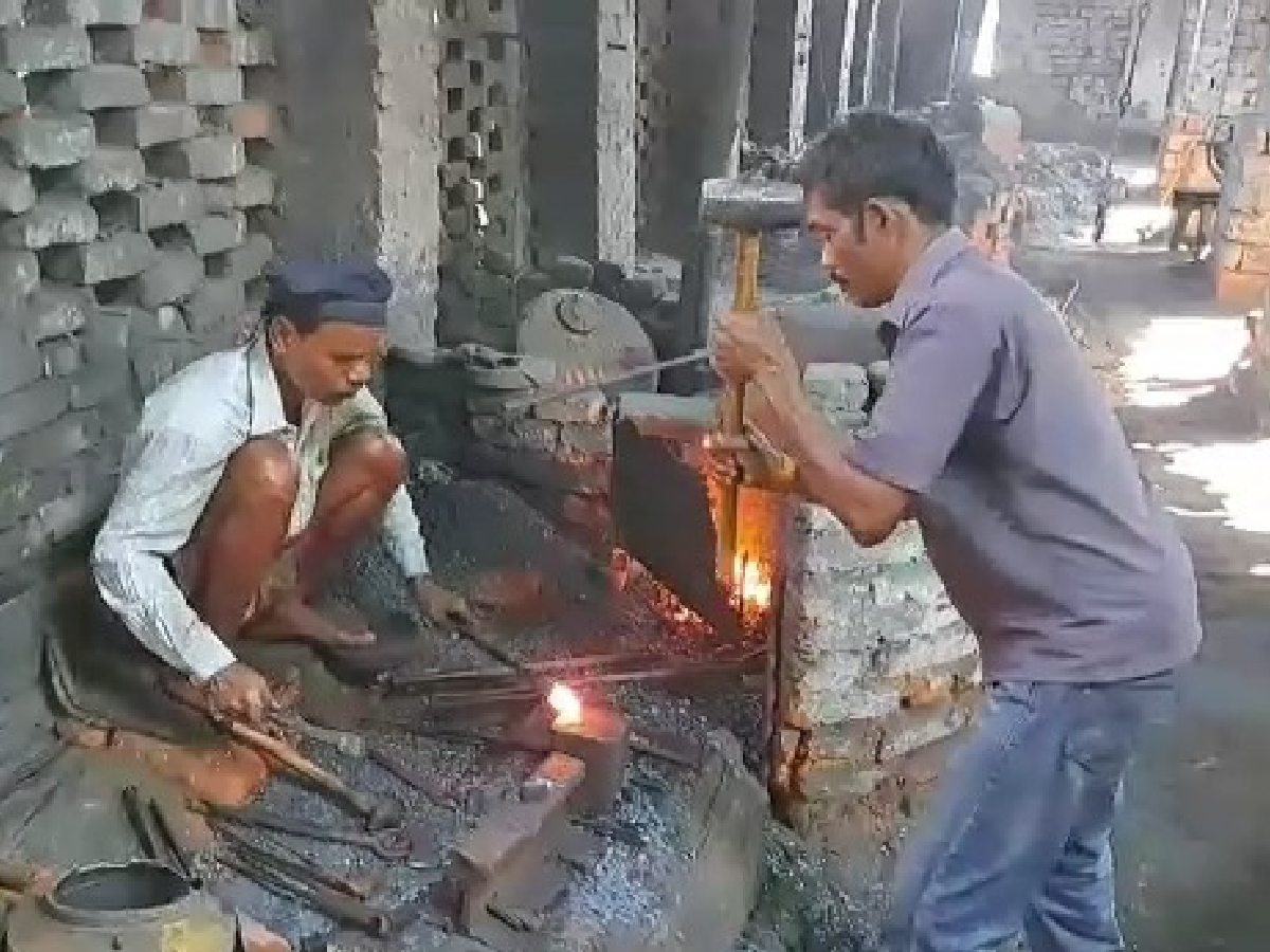  उन्होंने कहा कि अगर सही में मेक इन इंडिया देखनी है तो इस गांव में आना चाहिए. क्योंकि मेक इन इंडिया की परिकल्पना सैकड़ों वर्ग पुरानी है. यहां के लोगों को सरकार सहायता उपलब्ध कराएं एक छत के नीचे उन्हें व्यवस्थित करने का काम करें और मैट्रियल की भी व्यवस्था करें तो देश में ऐसा अब कहीं नहीं मिलेगा. (News18 Hindi)