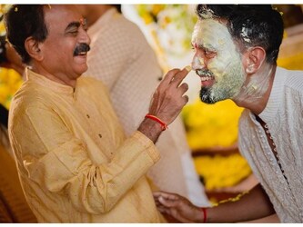 एक तस्वीर में हल्दी के रस्म को पूरा करते हुए केएल को अथिया हल्दी लगाती नजर आ रही हैं. दोनों ही हल्दी से सराबोर हैं और यो जोड़ी एक दूसरे में डूबी नजर आ रही है. KL Rahul FB