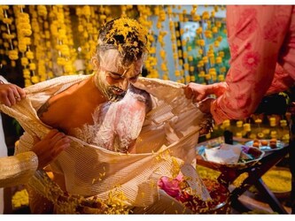  एक तस्वीर में तो बदन पर हल्दी लगाने के लिए केएल के कुर्ते को फाड़ते हुए रिश्तेदार नजर आ रहे हैं. नंगे बदन पर हल्दी को लगाने की रस्म पूरी की जा रही है. KL Rahul FB