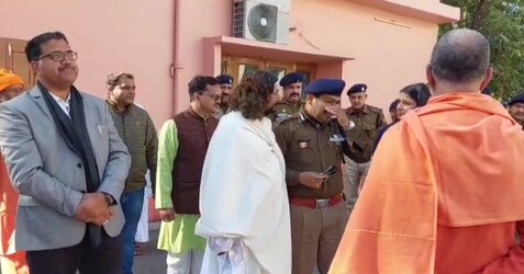  विराट कोहली ने सुबह धार्मिक अनुष्ठान करवाया और पहले संतों को कंबल बांटे गए. उसके बाद भंडारा लगाया गया. अनुष्का और विराट दोनों ने मीडिया से दूरी बना रखी है. उत्तराखंड के डीजीपी अशोक कुमार और हिमालयन इंस्टिट्यूट के विजय धस्माना ने विराट कोहली से मिलकर ऋषिकेश आने पर उनका स्वागत किया.