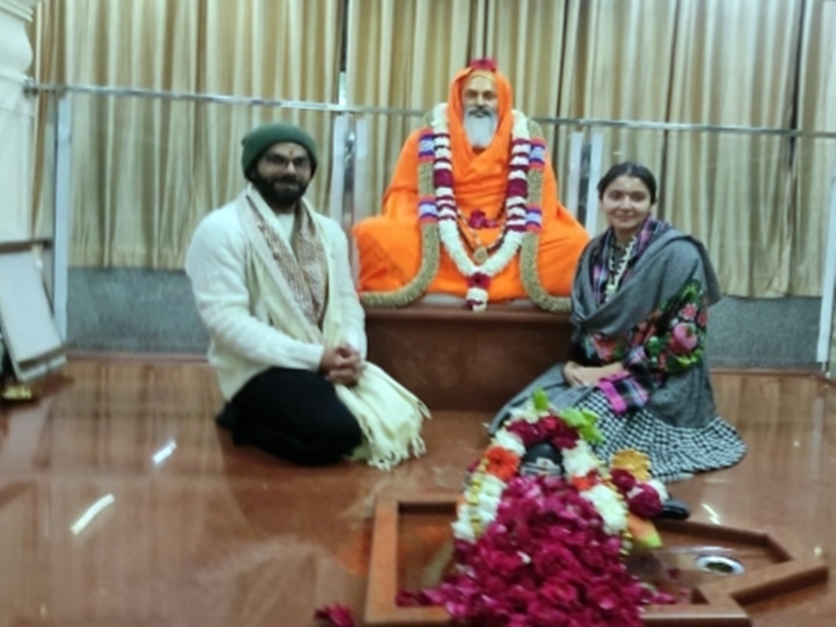  ऋषिकेश. टीम इंडिया के स्टार खिलाड़ी विराट कोहली अपनी पत्नी अनुष्का शर्मा और बेटी के साथ ऋषिकेश के दयानंद आश्रम में पहुंचे हैं. यह विराट कोहली की एक धार्मिक यात्रा है. मंगलवार को वह अपने परिवार के साथ एक धार्मिक अनुष्ठान करवा रहे हैं.