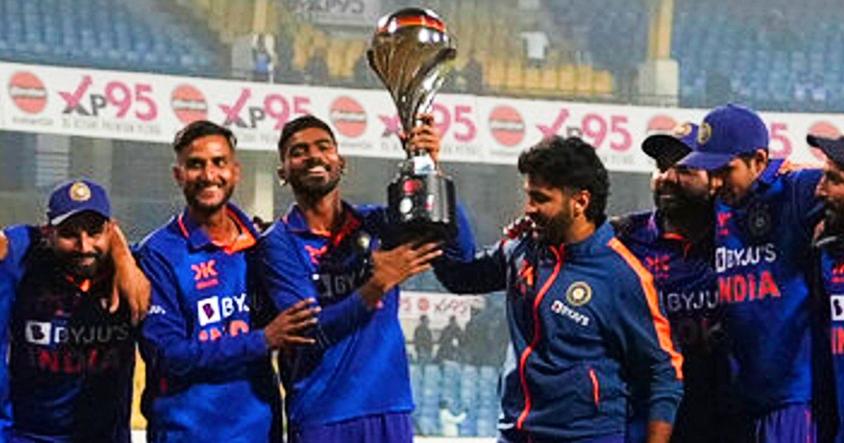Rohit Sharma handed over the trophy to whom after the victory, got a big honor without playing the match