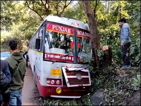 हिमाचल प्रदेश के कांगड़ा जिले में पंजाब रोडवेज की बस हादसे का शिकार हो गई. 