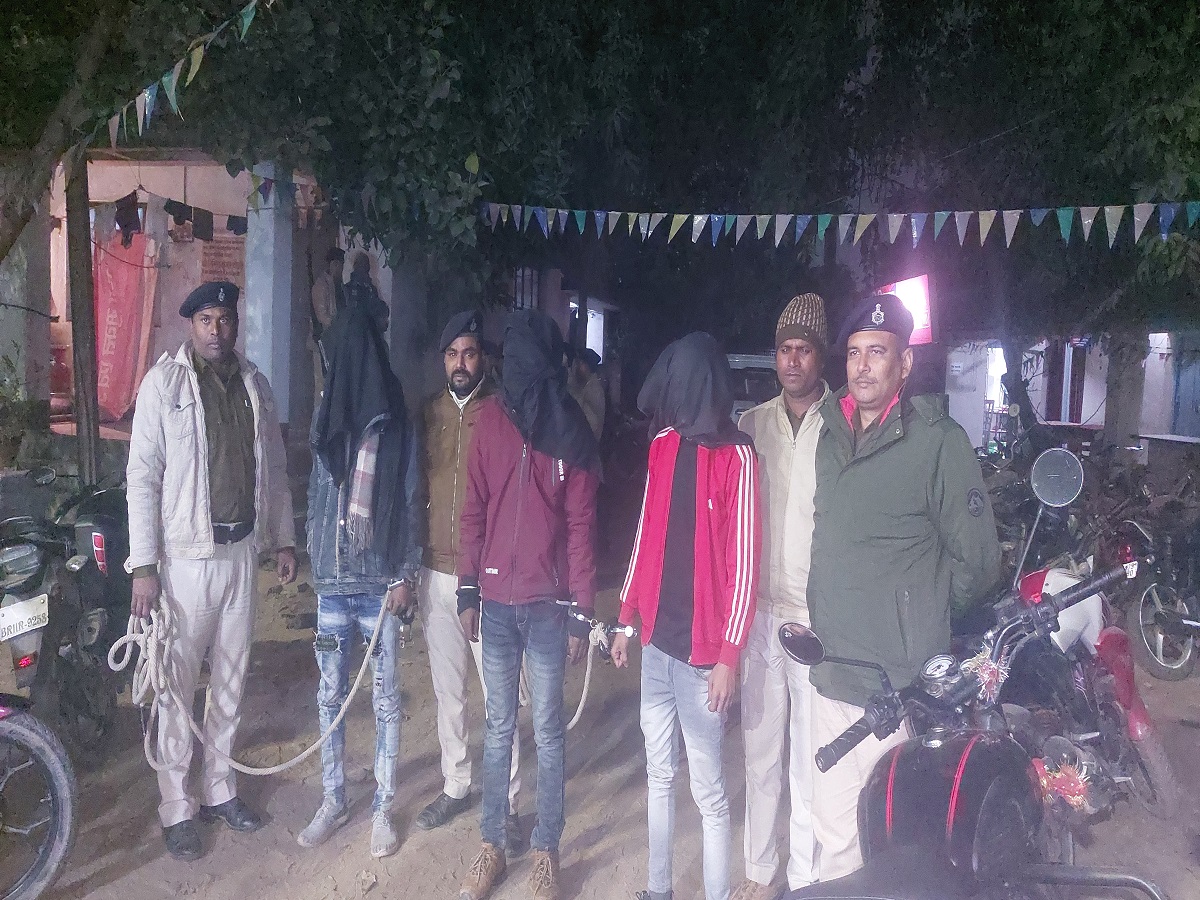 नकली पुलिस वालों को असली पुलिस ने बड़े ही फिल्मी अंदाज में गिरफ्तार किया है. 