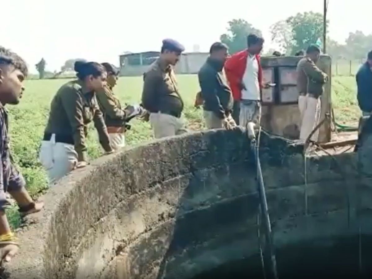  घटना खरगोन जिला मुख्यालय से 70 किलोमीटर दूर बेड़िया थाना इलाके में हुई. पुलिस ने लाशों की पहचान कर ली है. उसका कहना है कि पोस्टमॉर्टम के बाद ही इस घटना के कारणों का खुलासा होगा. मृत महिला मिर्च मंडी में मजदूरी करती है. 28 साल की इस महिला का नाम कोमल बाई है.