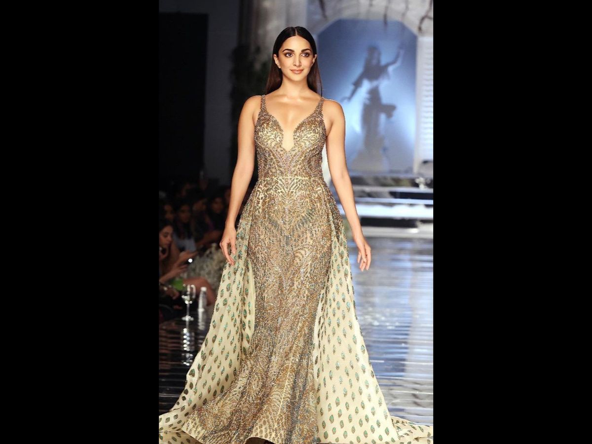  अगर आप क्‍वीन लुक चाहती हैं और ग्‍लैमरस दिखने के साथ साथ रॉयल भी नजर आना चाहती हैं तो कियारा आडवानी के इस लुक को रीक्रिएट करें. गोल्‍डन और बीज कलर के इस खूबसूरत बॉडीकोन मैक्‍सी ड्रेस में कोई भी कमाल का दिख सकता है.(Image: Instagram/ Kiara Advani)
