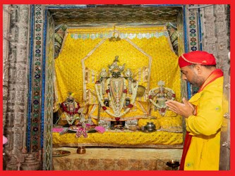  लक्ष्यराज सिंह मेवाड़ भगवान जगन्नाथ के भक्त हैं. लेकिन केवल भगवान जगन्नाथ ही नहीं बल्कि सब धर्मों के ईष्ट देव या प्रमुख संतों से लगातार लक्ष्यराज सिंह मेवाड़ मिलने जाते हैं और उनका आशीर्वाद प्राप्त करते हैं. (Photo Credit: Formar royal family of mewar)