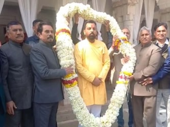  उसके बाद लक्ष्यराज सिंह मेवाड़ ने भोजन वितरण में भी विश्व कीर्तिमान स्थापित किया था. लक्ष्यराज सिंह उदयपुर का कहना है कि वे सदैव पर्यावरण संरक्षण और आमजन की जरुरत को पूरा करने के लिये कार्य करते रहेंगे. लक्ष्यराज सिह मेवाड़ की ओर से सातवीं बार विश्व कीर्तिमान बनाने को लेकर सिटी पैलेस में सभी में उत्साह देखा गया. गिनीज बुक ऑफ वर्ल्ड रिकॉर्ड की टीम ने जब विश्व कि​र्तीमान दर्ज होने का ऐलान किया तो सभी ने तालियां बजाकर इसका स्वागत किया. इस दौरान लक्ष्यराज सिंह के अलावा पूर्व राजपरिवार की सदस्य निवृत्ति कुमारी मेवाड़ और लॉ कमीशन ऑफ इंडिया के सदस्य प्रो आनंद पालीवाल सहित कई गणमान्य नागरिक मौजूद रहे.