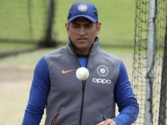  भारत ने एमएस धोनी की कप्तानी में टी20 वर्ल्ड कप का खिताब जीता था. जोगिंदर शर्मा आईपीएल में भी धोनी की टीम चेन्नई सुपरकिंग्स का हिस्सा रह चुके हैं और खिताब भी जीता है. वे 2008 और 2009 में टी20 लीग में उतरे. (AP)