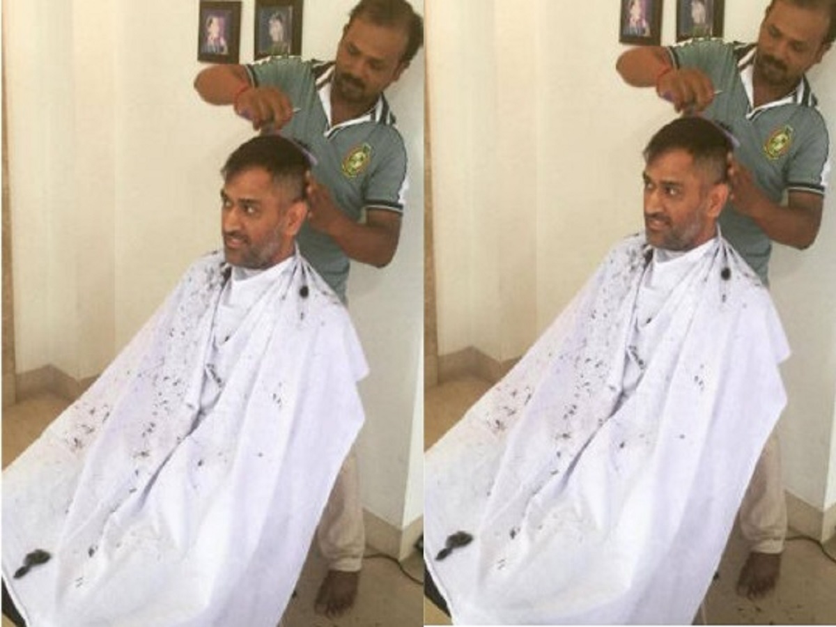  एक तस्वीर में महेंद्र सिंह धोनी रांची के एक साधारण से सैलून में सामान्य हेयर ड्रेसर से अपने बाल कटवाते हुए नजर आते हैं. ये तस्वीर भी रांची की है और कई बार वायरल होती रहती है. (फोटो- सोशल मीडिया)