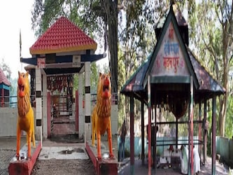  ऐसा कहा जाता है कि माता रहसू गुरु का सिर फाड़कर कंगल वाले हाथों को दिखाया था. तपस्या स्थान मदनपुर देवी के स्थान से प्रसिद्ध है यहां प्रतिवर्ष हजारों लाखों की संख्या में यूपी-बिहार व नेपाल से श्रद्धालु आते हैं. यहां आने वाले सभी श्रद्धालुओं की मनोकामनाएं पूरी होती हैं.