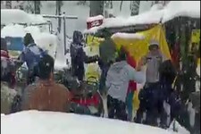 VIDEO: बर्फबारी के बीच चढ़ा 'पारा', मनाली में 2 गुट भिड़े, बैसबॉल बैट से हमला