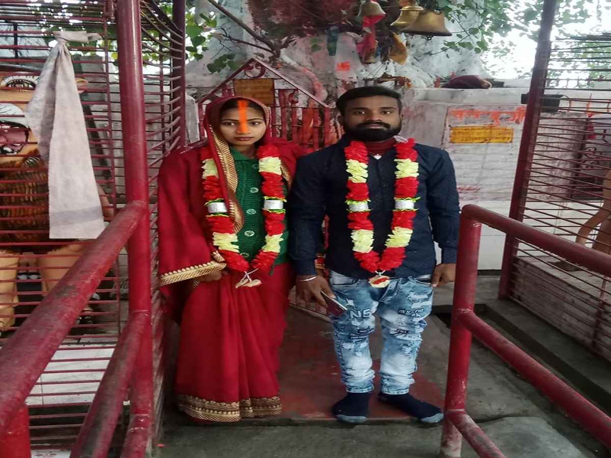 शादीशुदा महिला (Married Woman) ने अपने बच्चे को लेकर अपने प्रेमी के साथ फरार हो गई और मंदिर में जाकर प्रेमी के साथ शादी कर ली.