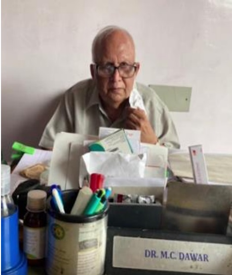  मुनीश्वर चंदर डावर को पद्म श्री देने की घोषणा की गई है. जबलपुर के रहने वाले पूर्व सैनिक और पेशे से डॉक्टर 76 वर्षीय मुनीश्वर पिछले 50 साल से गरीब लोगों का इलाज करते आ रहे हैं. 20 रुपये की सस्ती कीमत पर समाज के गरीब और कमजोर वर्गों का निस्वार्थ इलाज करते हैं. इंडियन आर्मी से रिटायर डॉक्टर मुनीश्वर ने 1971 के युद्ध में जंग लड़ी थी.
