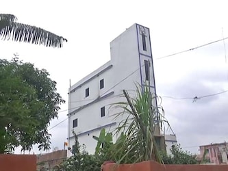  मुजफ्फरपुर का गनीपुर मोहल्ले में हर ओर आलीशान घरों के बीचोंबीच खड़ी पांच मंजिला इमारत पर आपकी नजर बरबस ही चली जाएगी. महज 6 फुट चौड़ी जमीन पर खड़ा 45 फीट ऊंचाई का मकान अपने आकार और बनावट के चलते इन दिनों हर किसी का ध्यान खींच रहा है.
