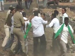 पुलिस ने गोपाल दास को बीजद के समर्थकों से बचाकर गिरफ्तार कर लिया. (Photo-Videograb)