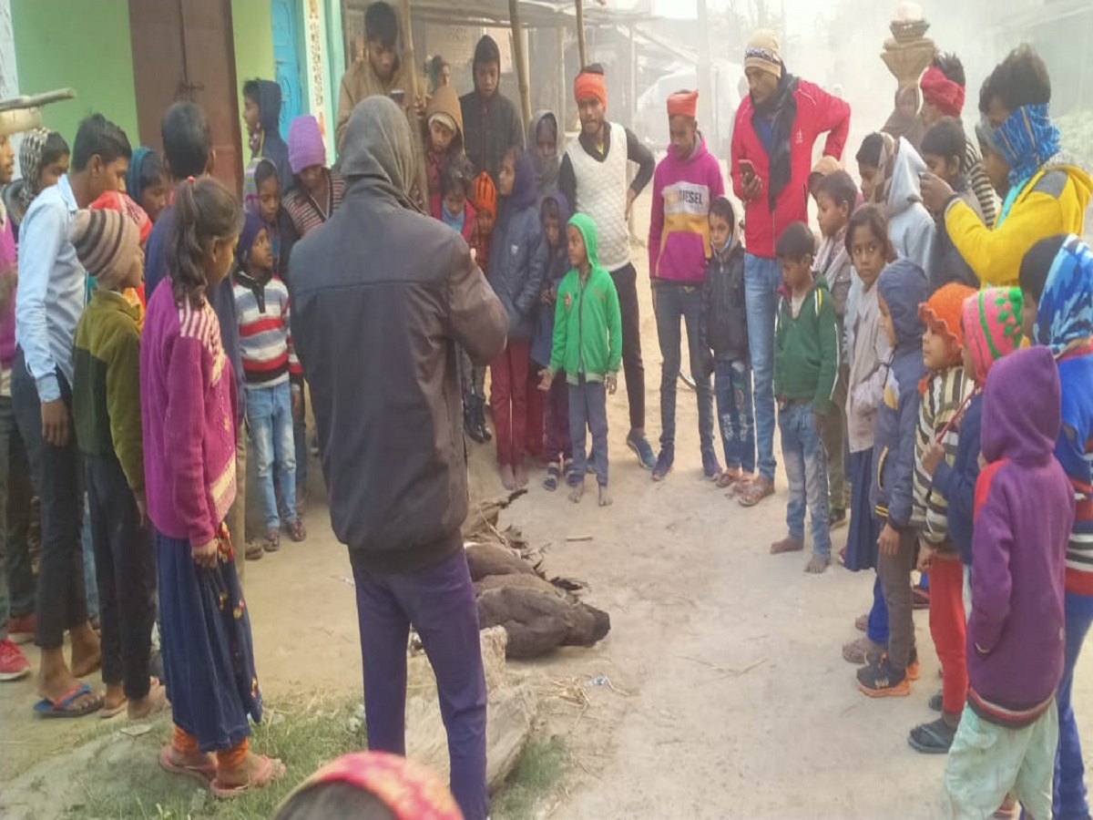 गोपालगंज के इमिलिया गांव में मारे गए मोर को निकालते ग्रामीण.