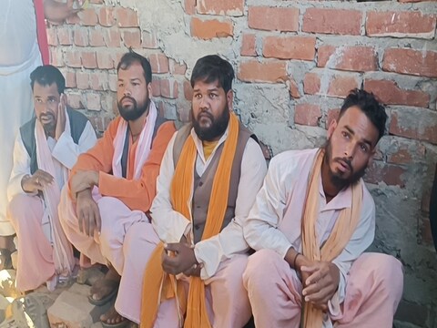 पकड़े गए लोगों का नाम कलीम अहमद, राशिद, नवाब अली, अमजद खान और सुभान अली है.