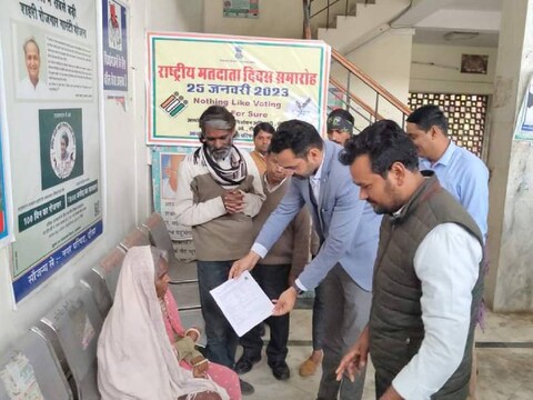 संतोष को प्रमाणपत्र देते हुए कलक्टर.