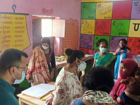 स्कूल में पढ़ाई करते हुए बच्चे.