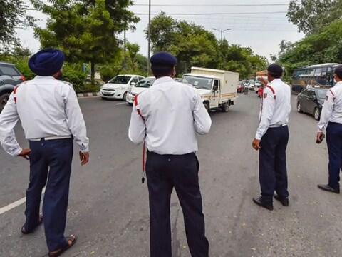 नोएडा में अब पुरानी गाड़ियों को जब्त किया जाएगा और स्क्रैप किया जाएगा. (फाइल फोटो)