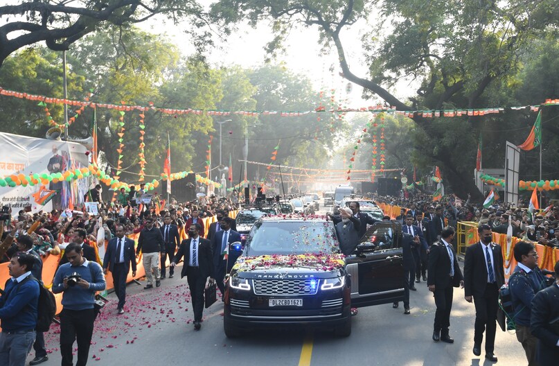 PHOTOS: पीएम मोदी का दिल्ली में मेगा रोड-शो, पटेल चौक से बीजेपी दफ्तर ...