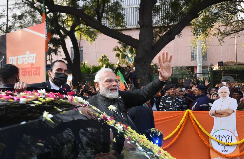 PHOTOS: पीएम मोदी का दिल्ली में मेगा रोड-शो, पटेल चौक से बीजेपी दफ्तर ...