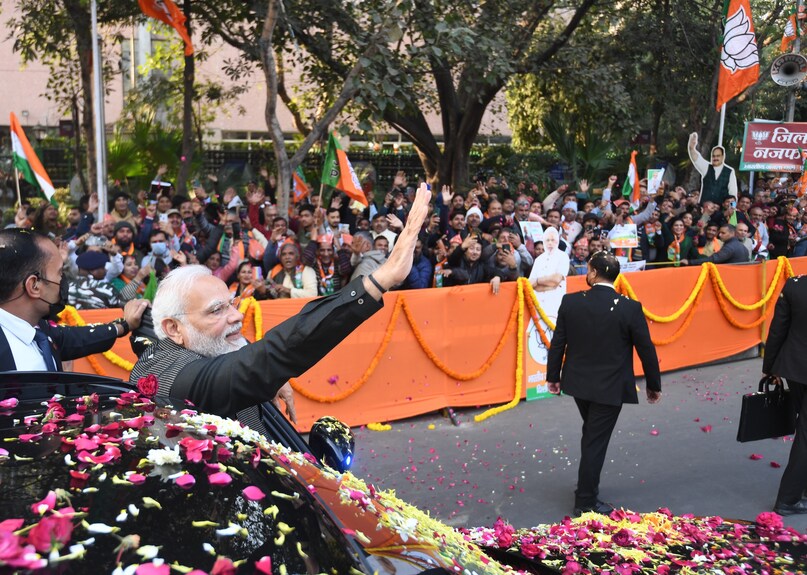 PHOTOS: पीएम मोदी का दिल्ली में मेगा रोड-शो, पटेल चौक से बीजेपी दफ्तर ...