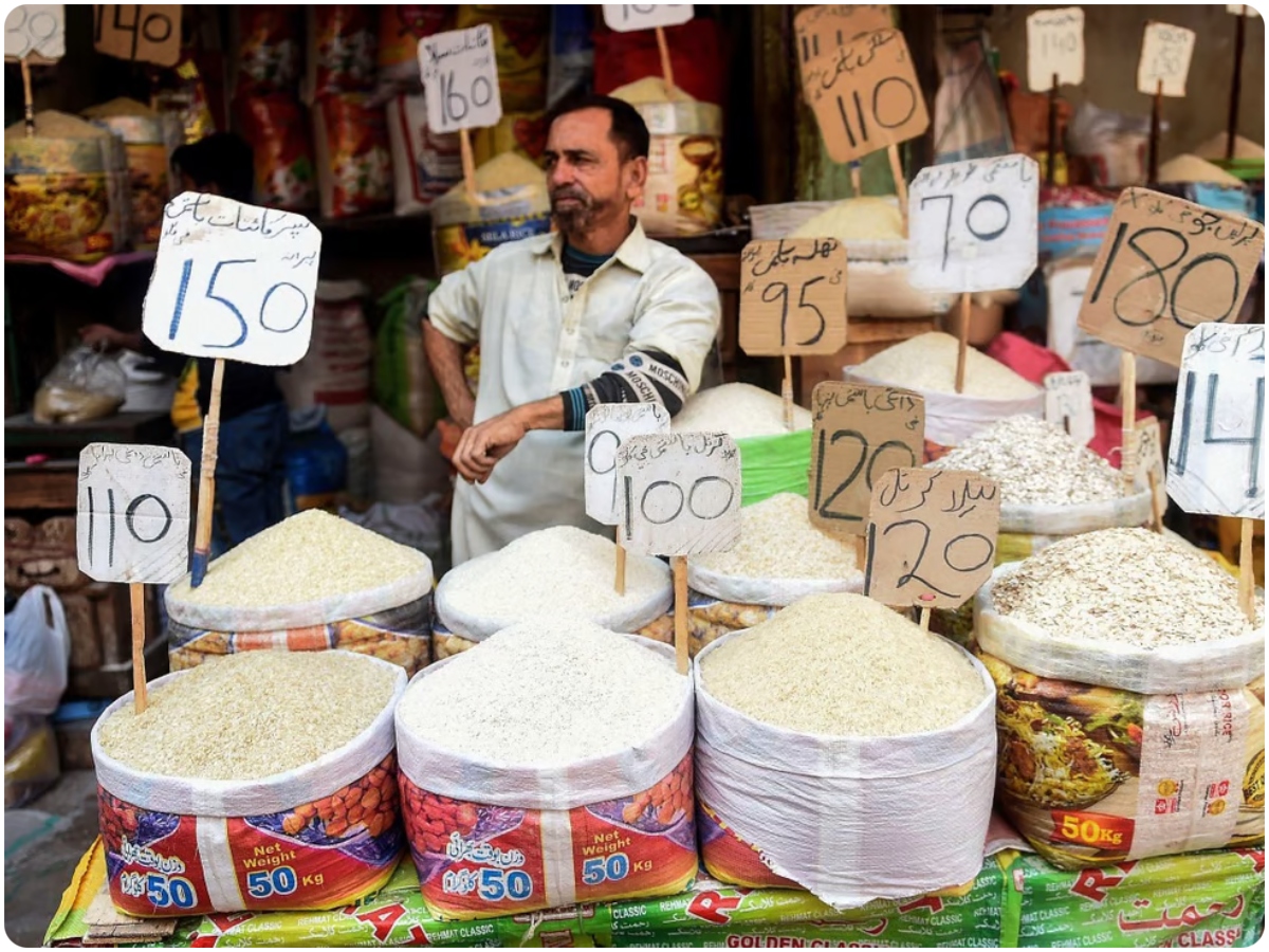 कराची के बाजार में ग्राहकों का इंतजार करता एक दुकानदार. पाकिस्तान में इस वक्त महंगाई आसमान पर है. (एएफपी)