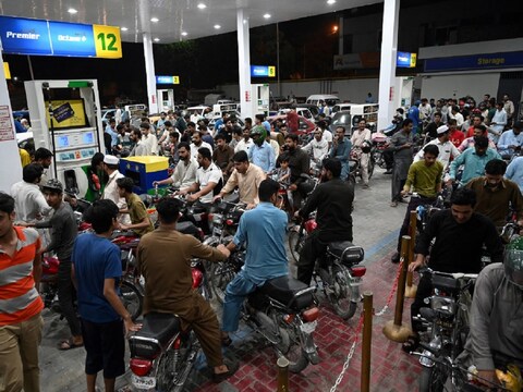 पाकिस्तान के कई इलाकों में पेट्रोल-डीजल की भारी किल्लत हो गई है. (AFP फोटो)