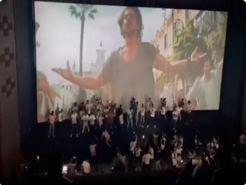 Pathaan Jhoome Jo Pathaan: थिएटर के अंदर नाचने लगे Shah Rukh Khan के फैन्स