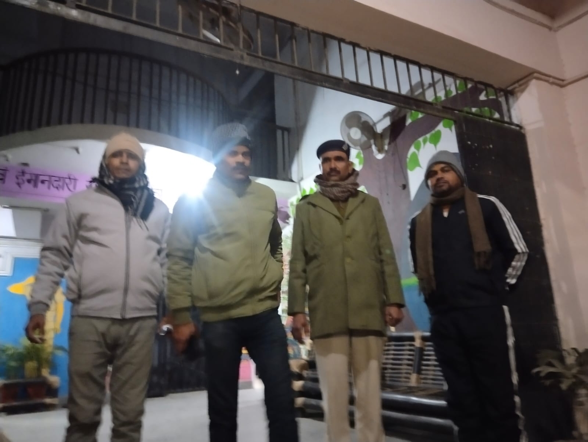 सूचना के आधार पर पुलिस शराबियों को पकड़ने पहुंच गई. पुलिस ने 3 लोगों को पकड़ भी लिया. हालांकि, कई लोग वहां से भागने में सफल रहे.