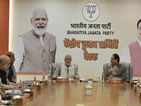 दिल्ली में केंद्रीय चुनाव समिति की बैठक में भाजपा के शीर्ष नेताओं के साथ पीएम नरेंद्र मोदी. (twitter.com/BJP4India)