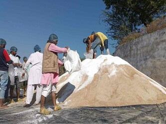  महाप्रसादी में देशभर में करीब दो लाख लोगों के आने की संभावना है. कार्यक्रम में भजन गायन होता है. महाप्रसादी का भोग लगता है. नेहड़ा होता है. नेहड़ा में भैंरू बाबा की महिमा का बखान किया जाता है. मेले में आने वाले श्रद्धालु यहीं पर प्रसादी लेते हैं. इस आयोजन में भैंरू बाबा के भक्त दिल खोलकर श्रद्धालुओं की सेवा करते हैं. यहां आने वाले श्रद्धालु आयोजन के प्रबंधन में हाथ बंटाते हैं.