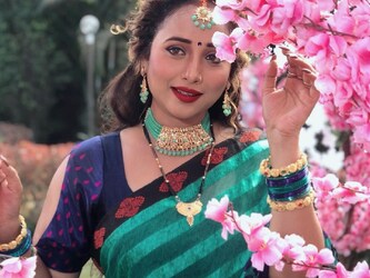  भोजपुरी एक्ट्रेस ने अपने करियर की शुरुआत काफी छोटी उम्र में ही कर ली थी. 2004 में रिलीज हुई फिल्म 'ससुरा बड़ा पइसावाला' 30 लाख के बजट में बनी थी और इसने 9 करोड़ से ज्यादा का बिजनेस किया था. फिल्म बॉक्स ऑफिस पर हिट रही थी.