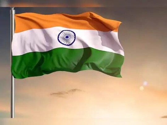 पूर्व आतंकवादी शेर खान ने अपने 6 अन्य साथियों के साथ 2006 में किया था आत्मसमर्पण. अब उसने पहली बार अपने घर पर फहराया तिरंगा.
