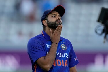 टी20 वर्ल्ड कप के बाद से ही रोहित शर्मा की कप्तानी पर लगातार सवाल खड़े किए जा रहे हैं. कैप्टैंसी पर उनकी बढ़ती उम्र भी एक सवालिया निशान है. इससे साफ पता चलता है कि यह सीरीज रोहित शर्मा के लिए कितनी अहम है. (AP)