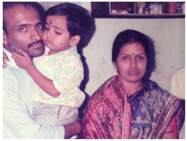 पिता की गोद में काला टीका लगाए बच्चा, आज बड़ा क्रिकेट स्टार, पहचानो तो जानें?