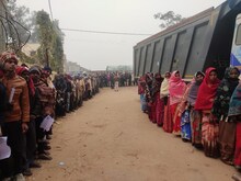 सुबह 3 बजे से मह‍िला हो या पुरुष क‍िसान, इस थाने के बाहर लग जाती है कतार