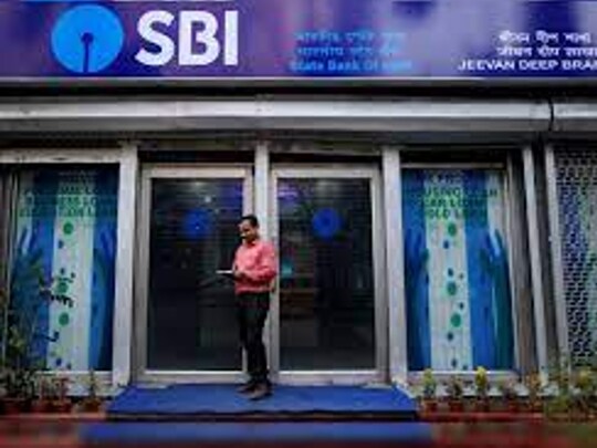 भारतीय स्टेट बैंक एटीएम फ्रेंचाइजी देकर लोगों को घर बैठे कमाई करने का मौका दे रहा है. (State Bank of India)
