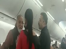 VIDEO: 'वो रो रही है'... पैसेंजर पर चिल्लाई एयर होस्टेस, फ्लाइट से उतारा