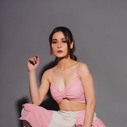  सारा भी उन एक्ट्रेस में गिनी जाती हैं जो कभी भी जोखिम उठाने से नहीं कतरातीं और अपने लुक के लिए एक्सपीरिमेंट करती रहती हैं. सारा भी खूबसूरत दिखने के लिए लिप सर्जरी करवा चुकी हैं. हालांकि उनकी सर्जरी लोगों को बिल्कुल भी पसंद नहीं आई और वह खूब ट्रोल हुईं. (फोटो साभार इंस्टाग्राम @ssarakhan)