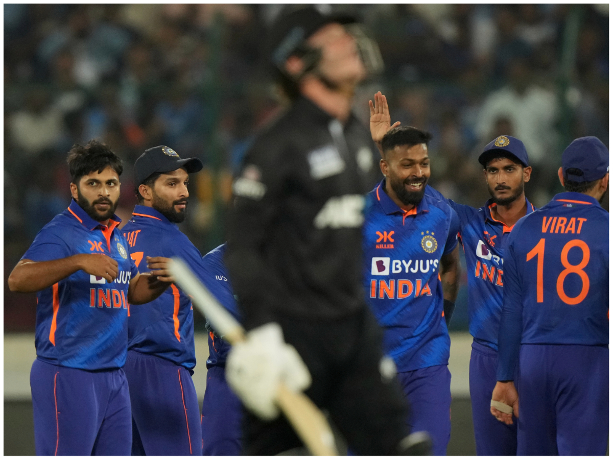  भारत और न्यूजीलैंड (India vs New Zealand) के बीच प्रस्तावित तीन मैचों की वनडे सीरीज का आखिरी मुकाबला 24 जनवरी को इंदौर स्थित होल्कर स्टेडियम में खेला गया. इस रोमांचक मुकाबले में भारतीय टीम को 90 रन से बड़ी जीत मिली. (AP)