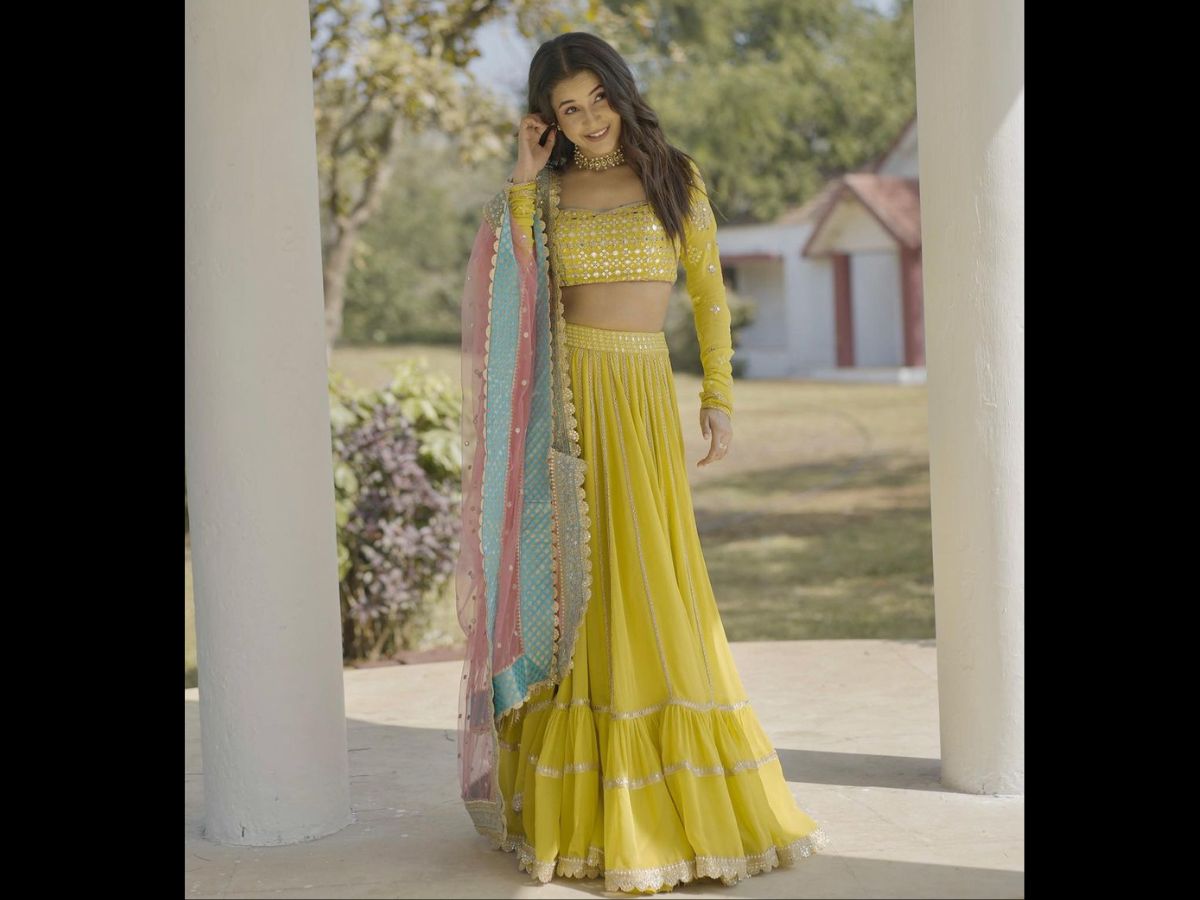  फेस्टिव लुक के लिए आप शहनाज का ये लुक क्रिएट कर सकती हैं. शहनाज ने यहां पीले रंग का खूबसूरत लहंगा पहना है जिसके साथ पूरे बाजू वाला ब्‍लाउज काफी गॉर्जियस दिख रहा है. लहंगे के साथ नीला और गुलाबी रंग का पीच कलर दुपट्टा शहनाज के लुक को काफी प्‍यारा बना रहा है. (Image: Instagram/shehnaazgill)