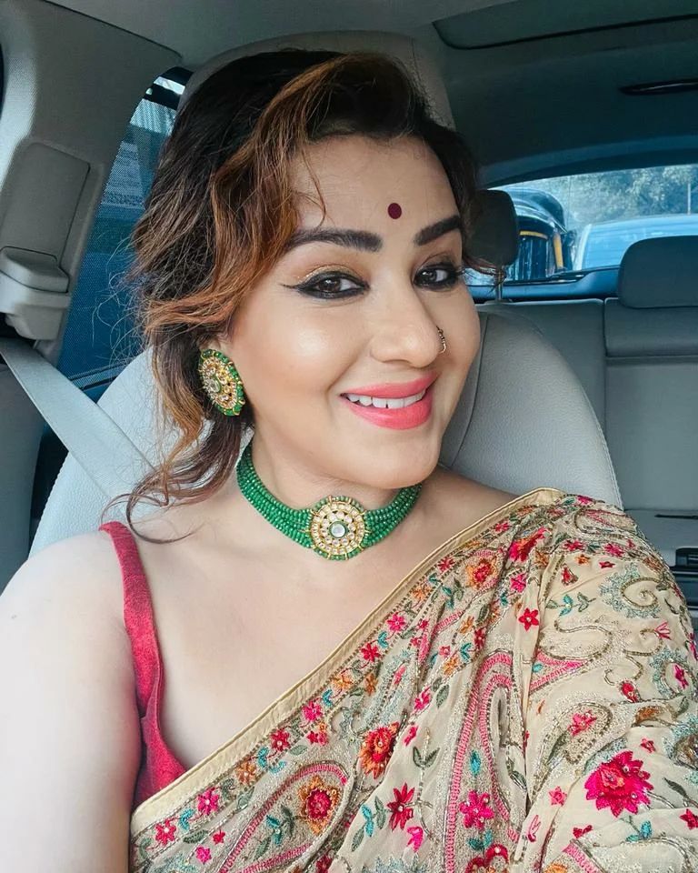  शिल्पा शिंदे 45 साल की हैं, लेकिन उन्होंने अभी तक शादी नहीं की है. ऐसा नहीं है कि उनकी जिंदगी में किसी स्पेशल वन की एंट्री नहीं हुई. वह टीवी इंडस्ट्री के पॉपुलर एक्टर रहे रोमित राज के साथ प्यार में पड़ीं. (फोटो साभारः Instagram @shilpa_shinde_official)